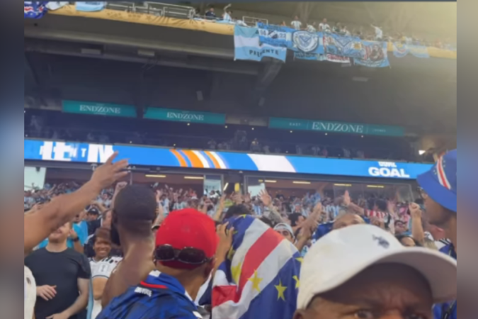 Torcedores argentinos em arquibancada durante jogo da Copa
