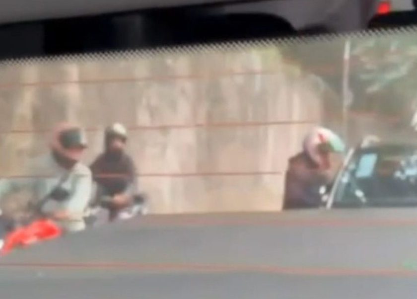 Criminoso aponta arma para carro durante assalto no Morumbi