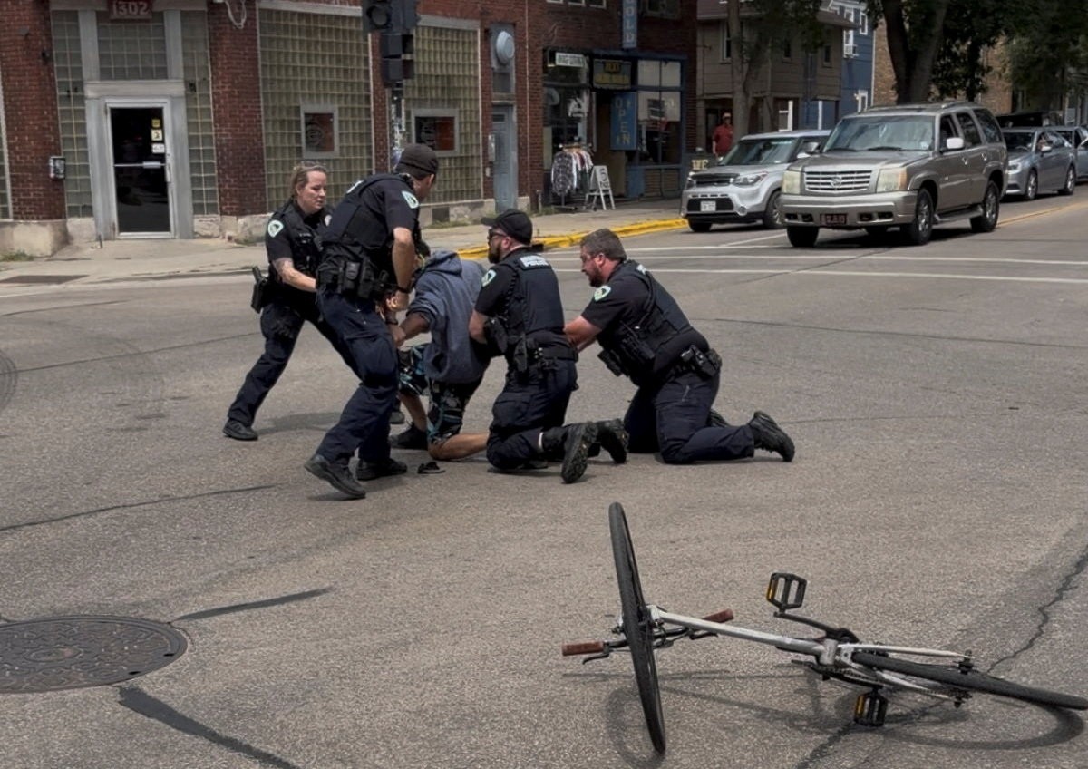 Policiais abordam Corey Ruiz em Madison, nos Estados Unidos