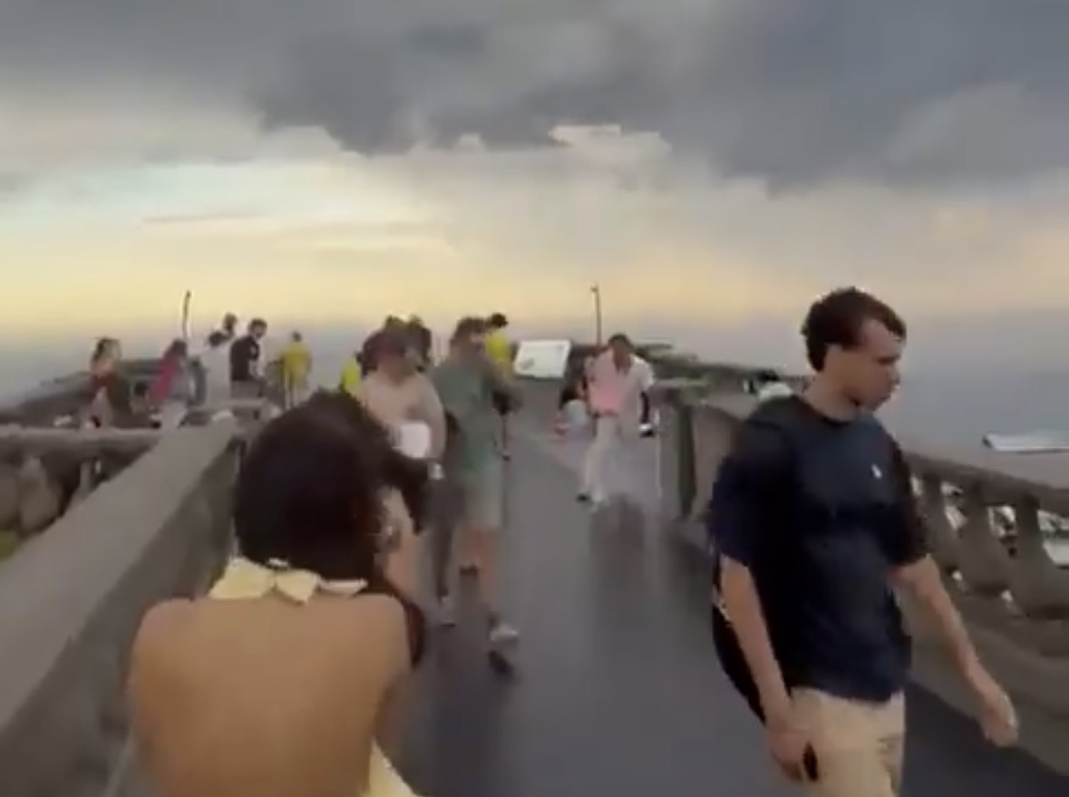 Captura de vídeo de mulher durante ventania no Rio de Janeiro