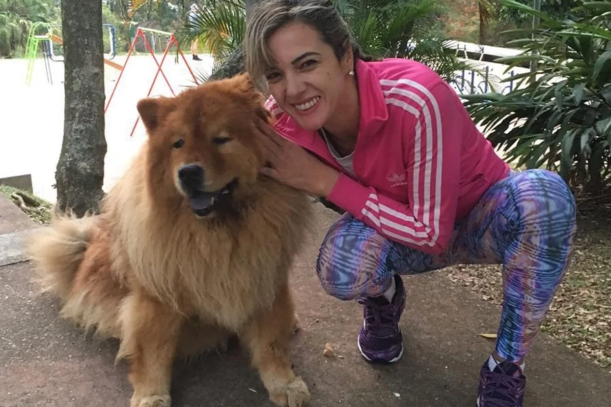 Andreia de Andrade e Nahim com um cachorro