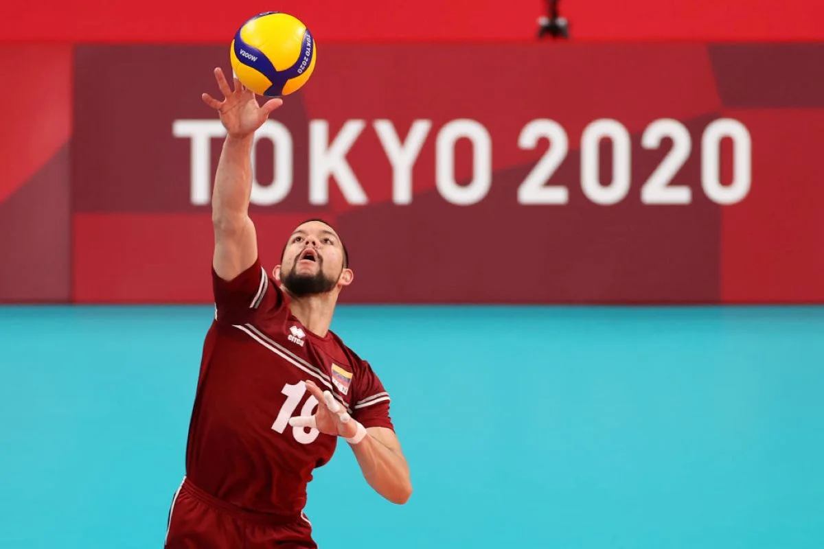 Jogador de vôlei em quadra durante partida
