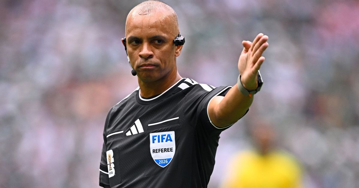 Árbitro Wilton Pereira Sampaio em campo