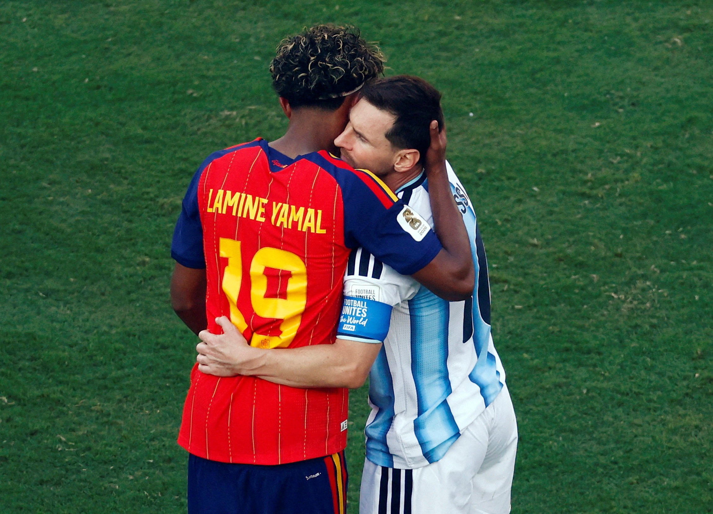 Lamine Yamal cumprimenta Lionel Messi após final da Copa do Mundo