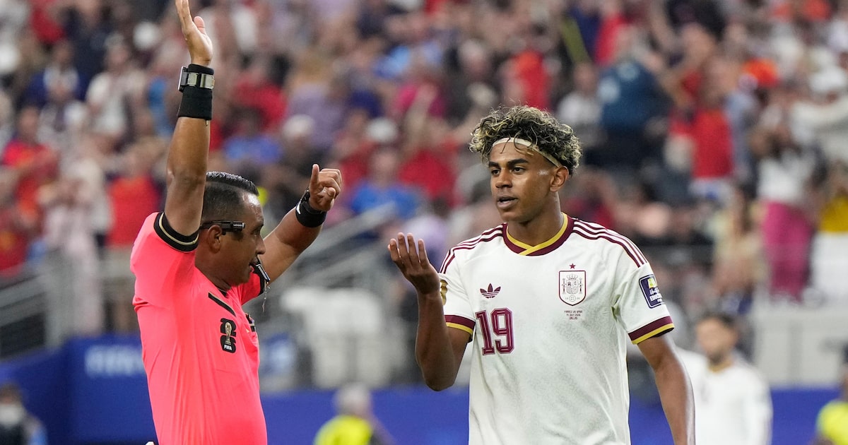 Lamine Yamal em jogo da seleção espanhola contra a França
