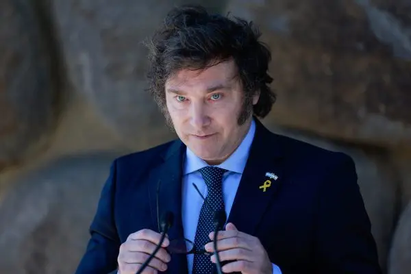 Após pedir "fogueira" para jornalistas, Milei é denunciado na ONU