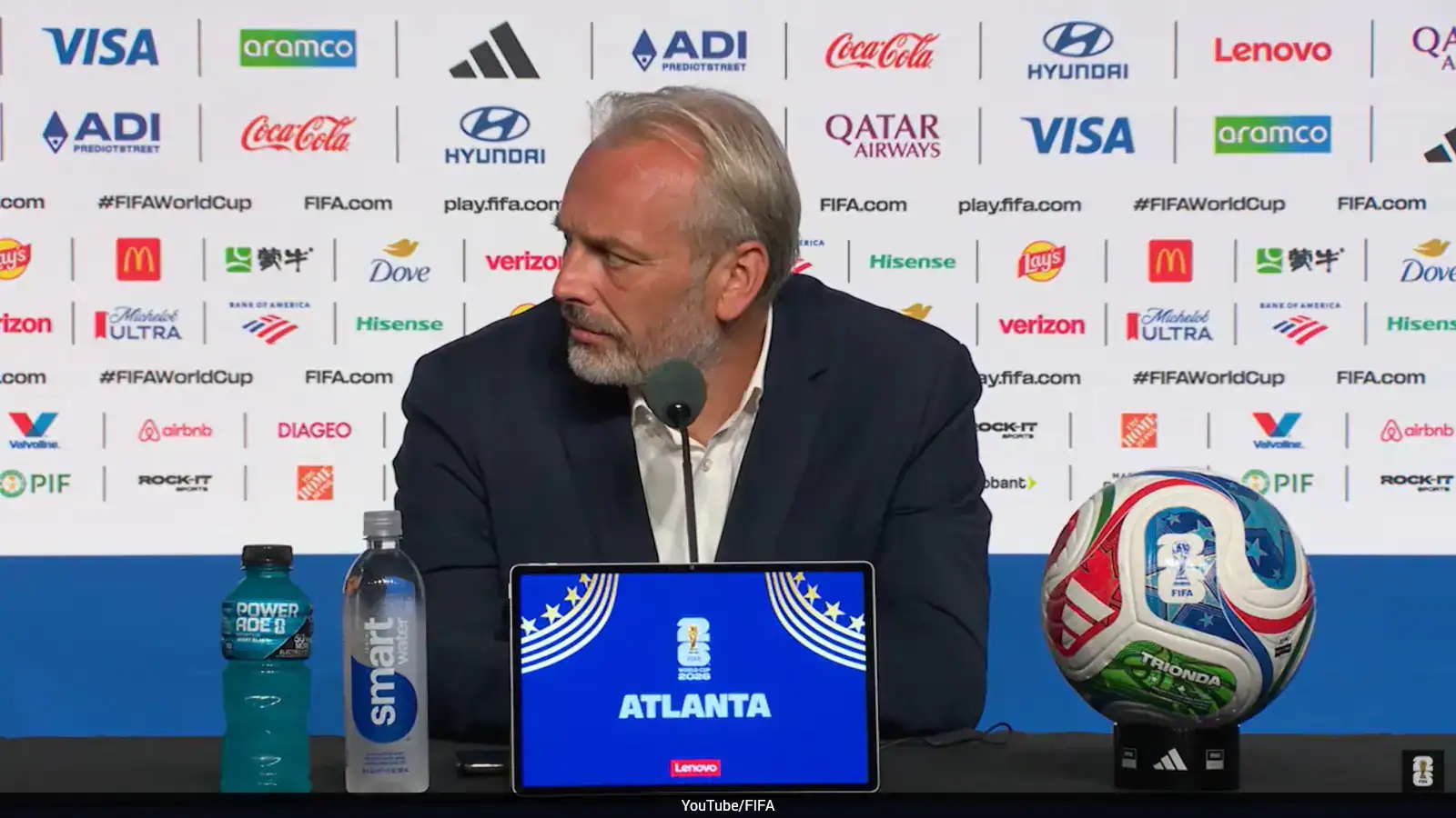 Sebastien Desabre olhando para o lado, em coletiva, sério