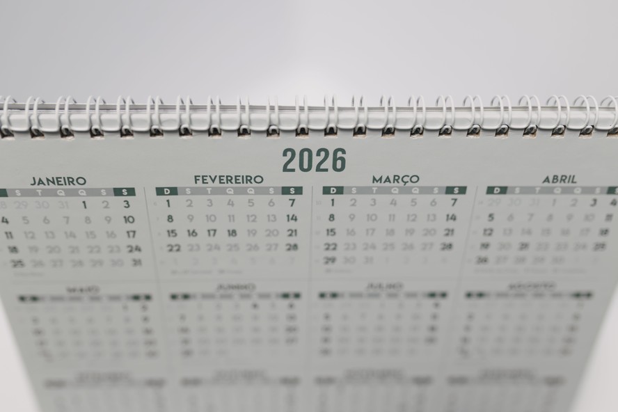 Calendário aberto sobre uma mesa