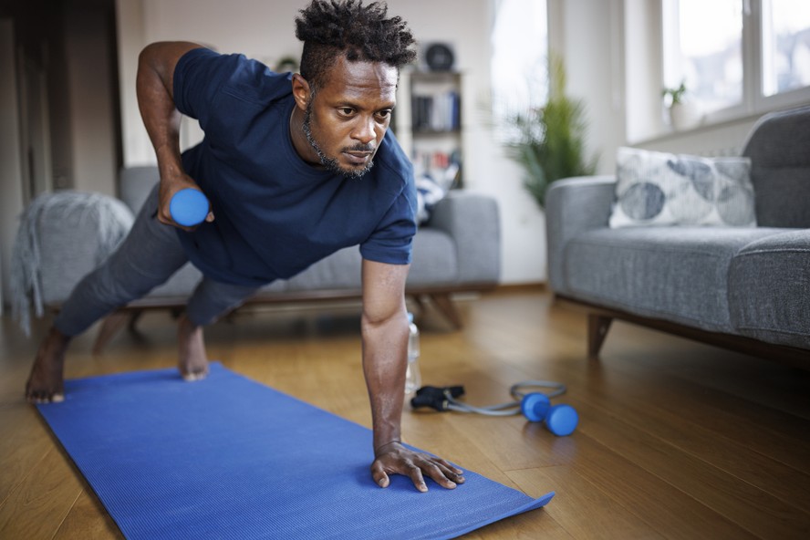 Homem realizando treino de força