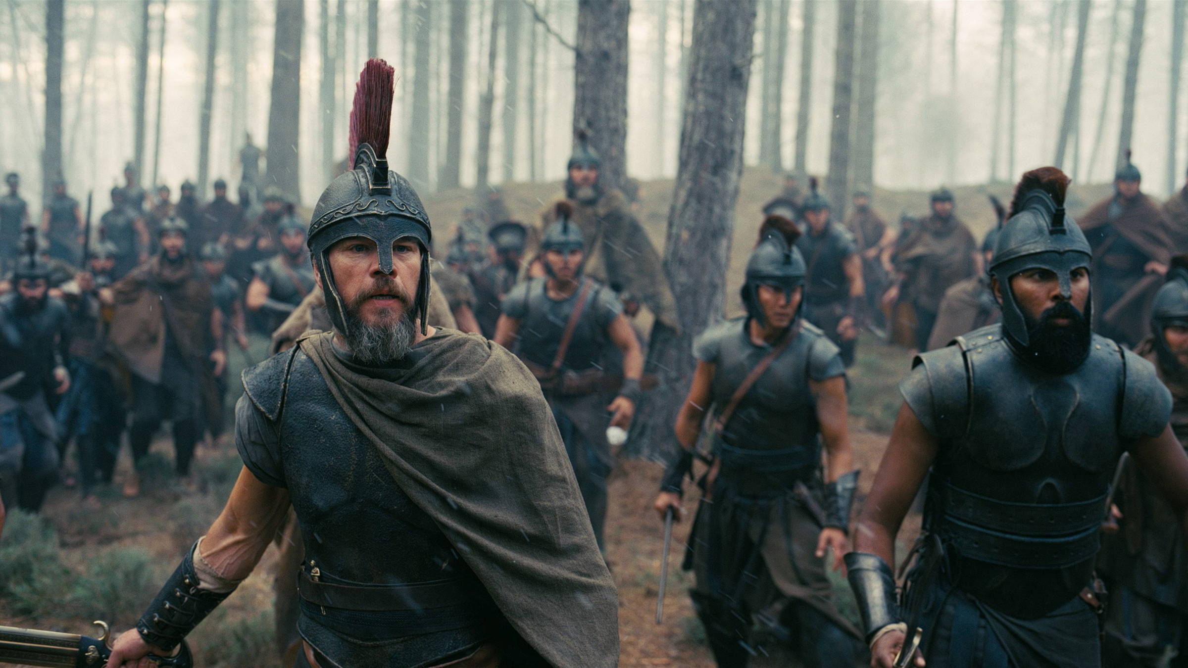 Matt Damon e Himesh Patel em cena de A Odisseia