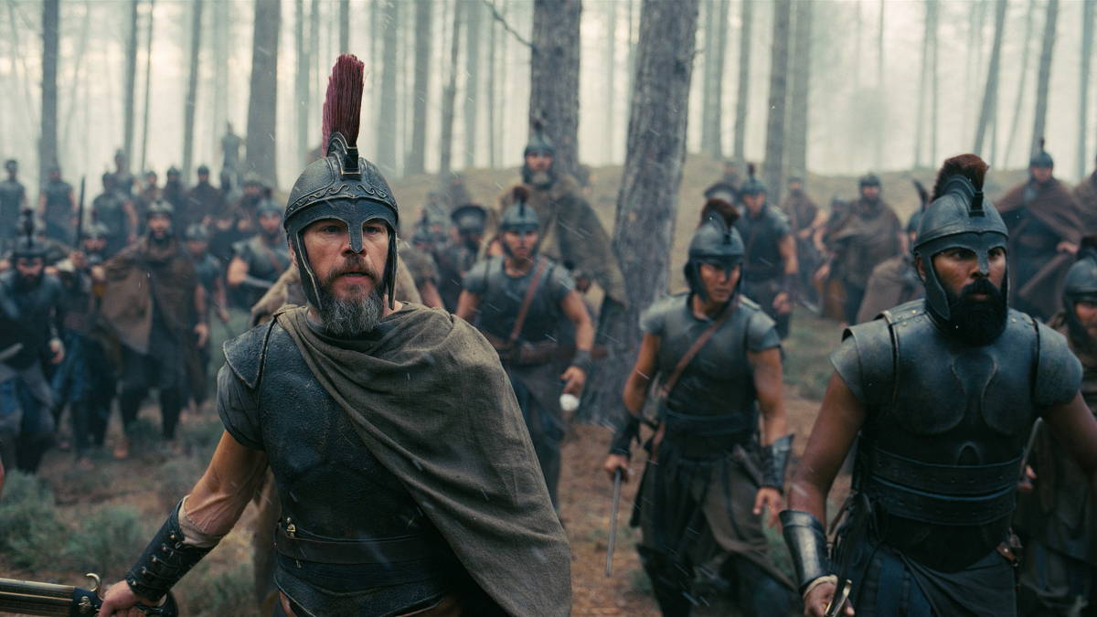 Matt Damon e Himesh Patel em cena de A Odisseia