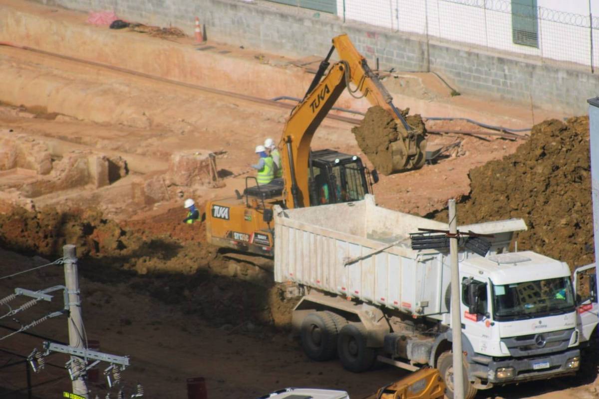 Escavação no terreno da futura estação 14 Bis-Saracura