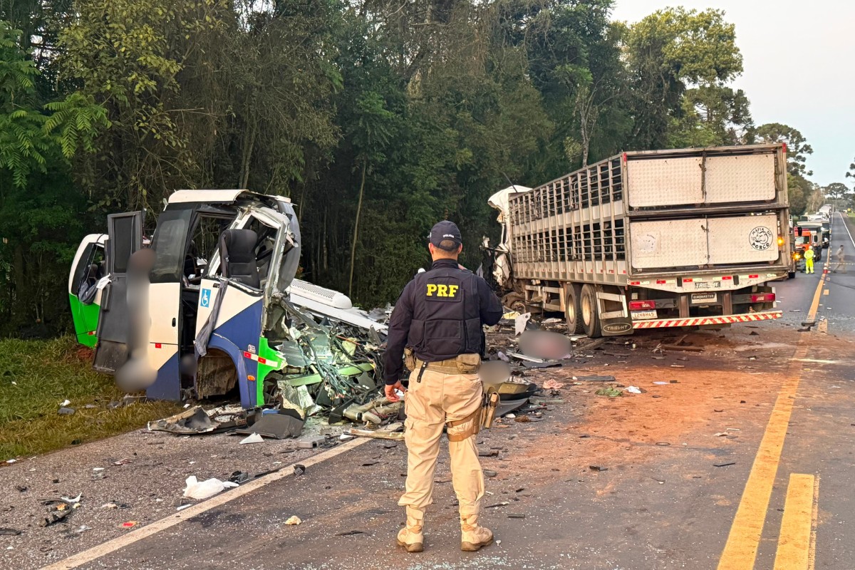 Veículos envolvidos em acidente na BR-373, em Ipiranga, no Paraná
