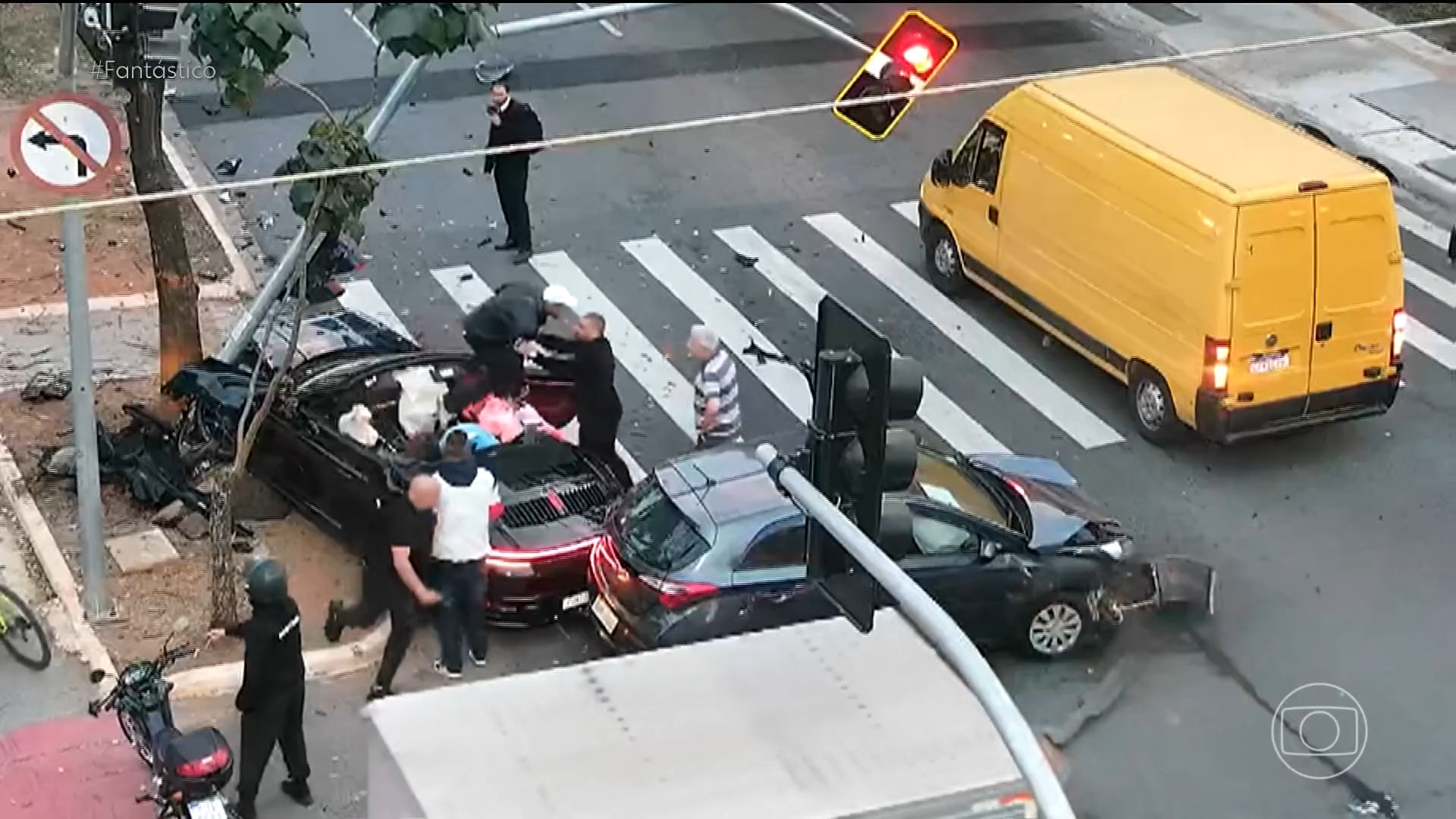 Carros de luxo envolvidos em acidentes de trânsito em São Paulo