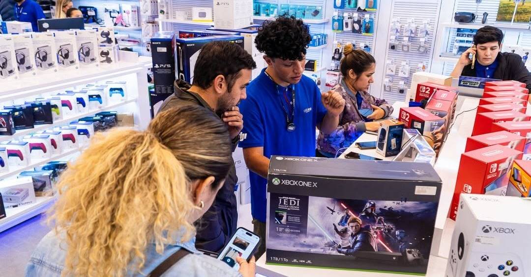 Clientes observam produtos eletrônicos em loja da Cellshop