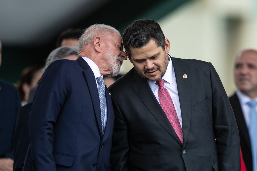 Lula e Davi Alcolumbre em cerimônia oficial