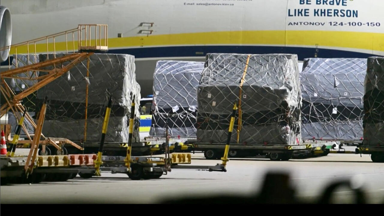 Cargas diante de avião cargueiro Antonov no aeroporto de Leipzig-Halle