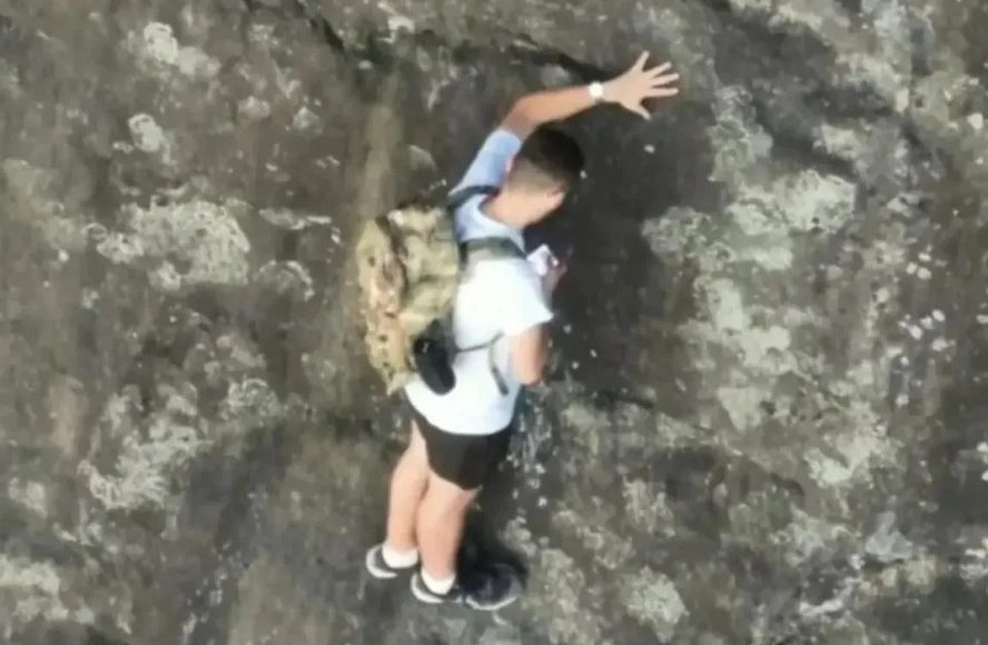 Alpinista preso em saliência na encosta do Monte Yonah