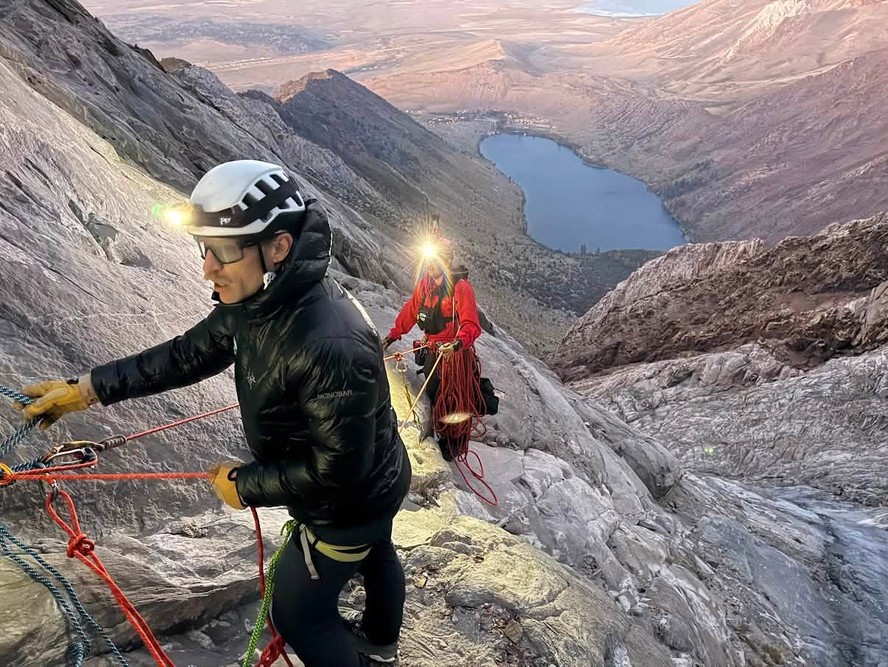 Rob Martin durante escalada em montanha na Califórnia