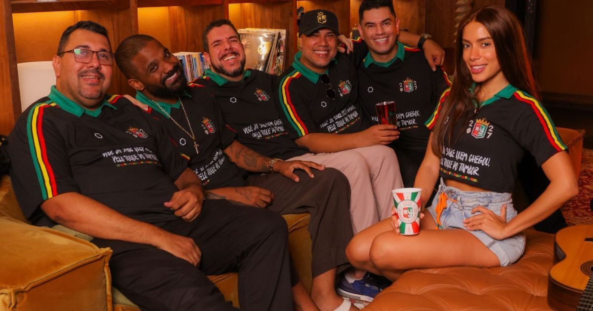 Anitta ao lado de compositores que participam da disputa de samba-enredo da Grande Rio
