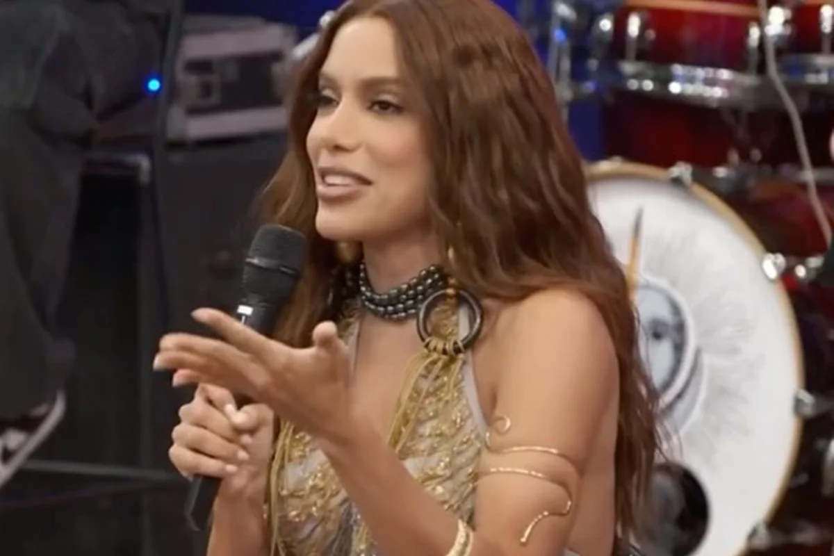 Anitta durante participação no Altas Horas