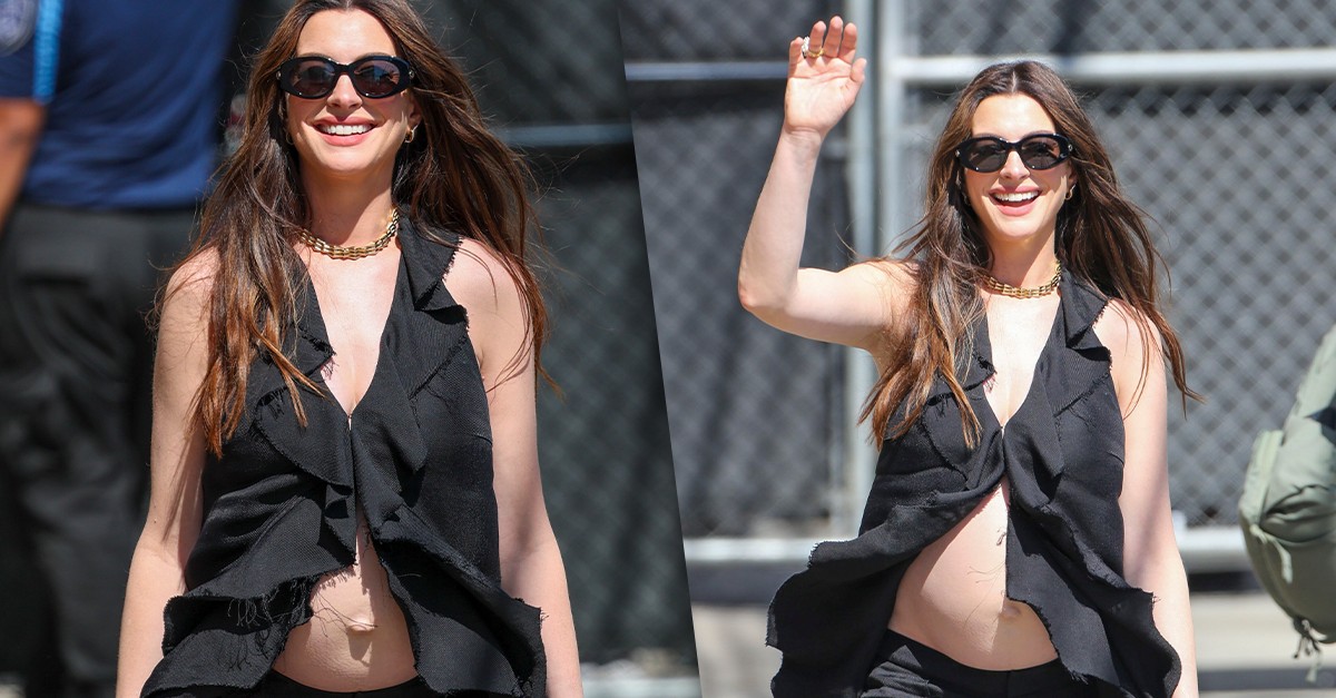 Anne Hathaway grávida usa roupa preta ao chegar ao estúdio de Jimmy Kimmel