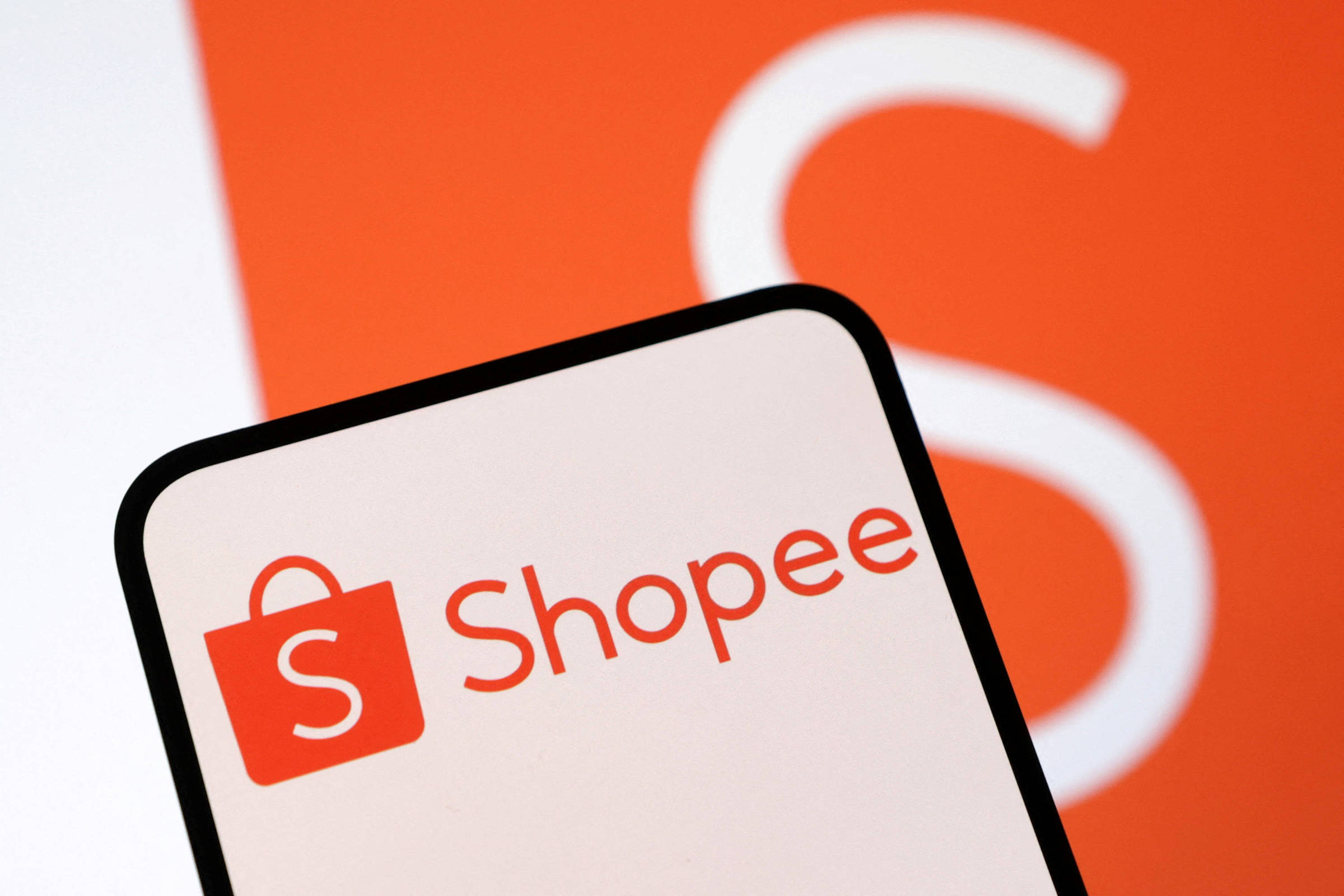Logotipo da Shopee sobre fundo laranja