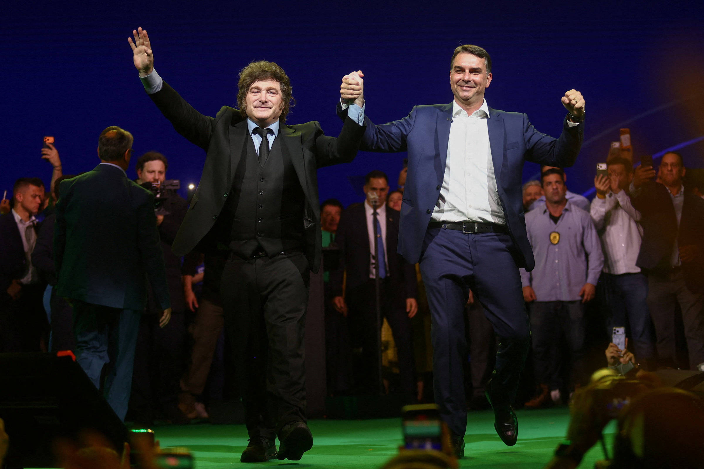 Javier Milei ao lado de Flávio Bolsonaro