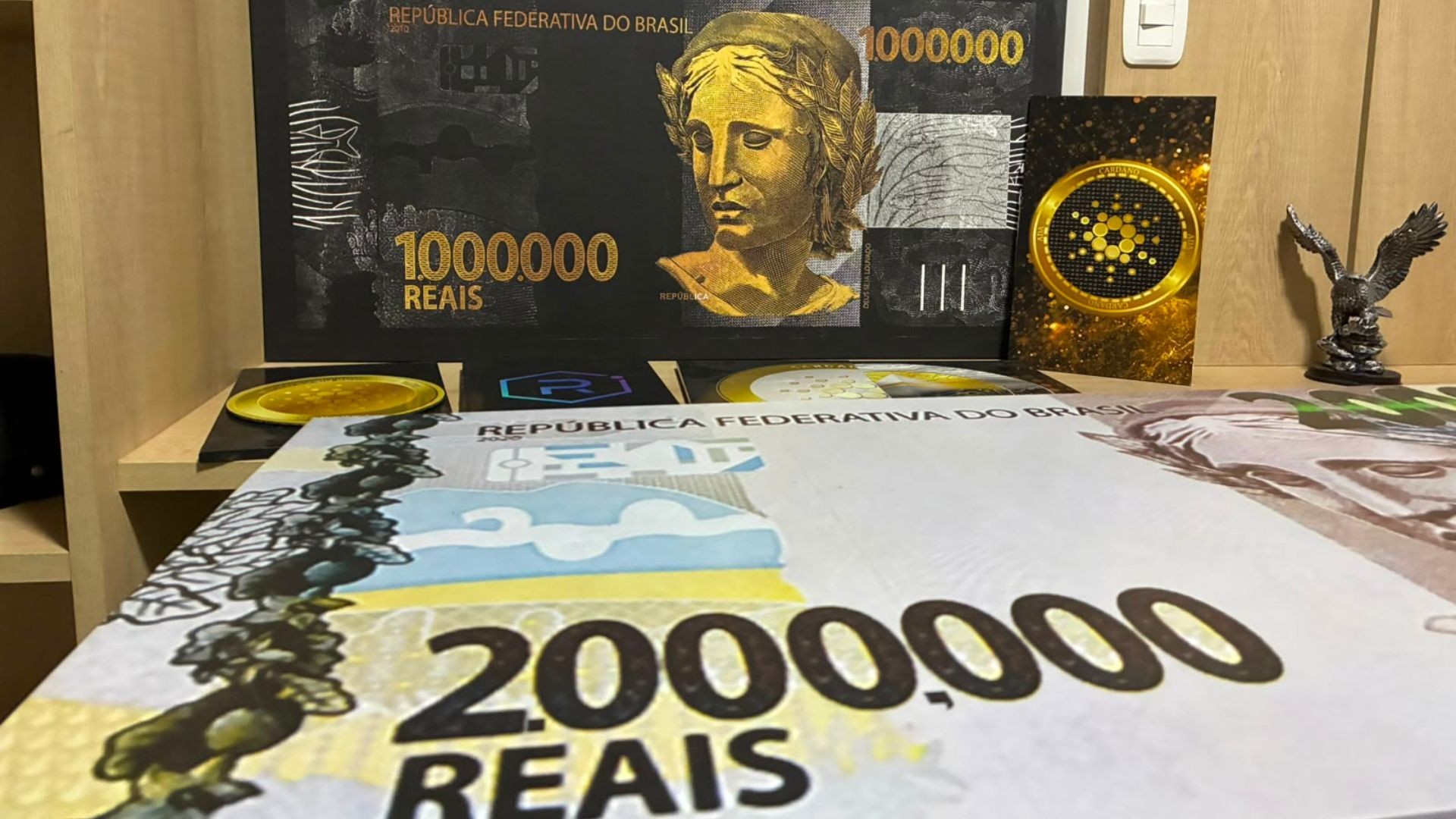 Polícia Civil durante operação contra grupo suspeito de aplicar golpe com falsa plataforma de investimentos