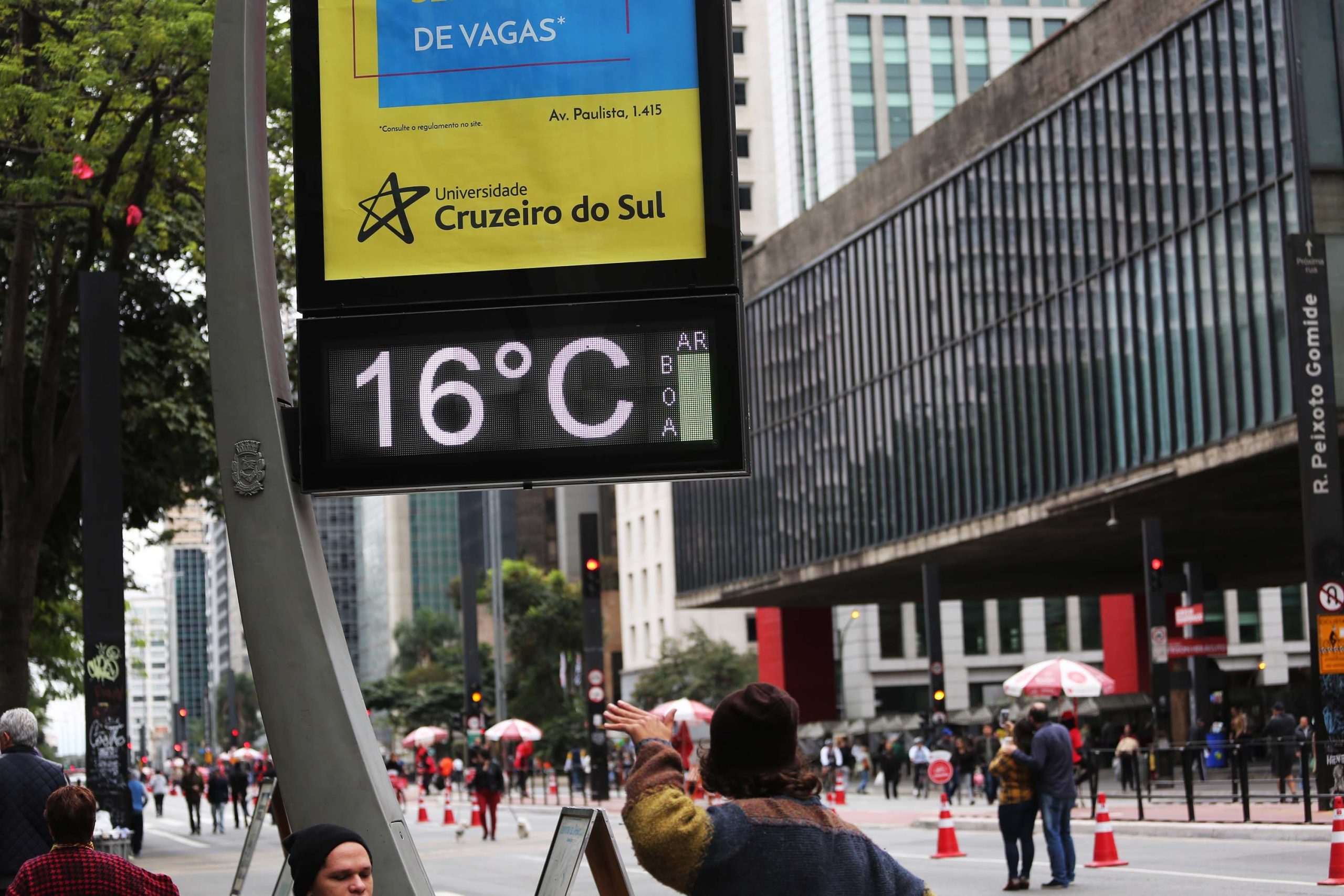 Termômetro marca 16°C na Avenida Paulista, em São Paulo