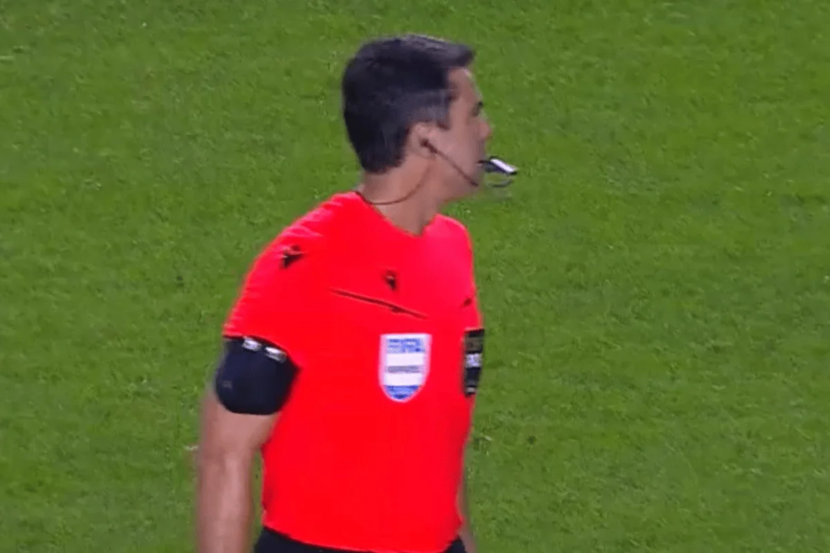 Árbitro Flávio Rodrigues de Souza durante partida entre Juventude e Atlético-MG