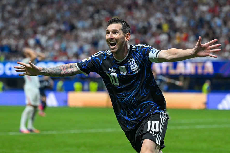 Lionel Messi comemora gol da Argentina contra a Inglaterra