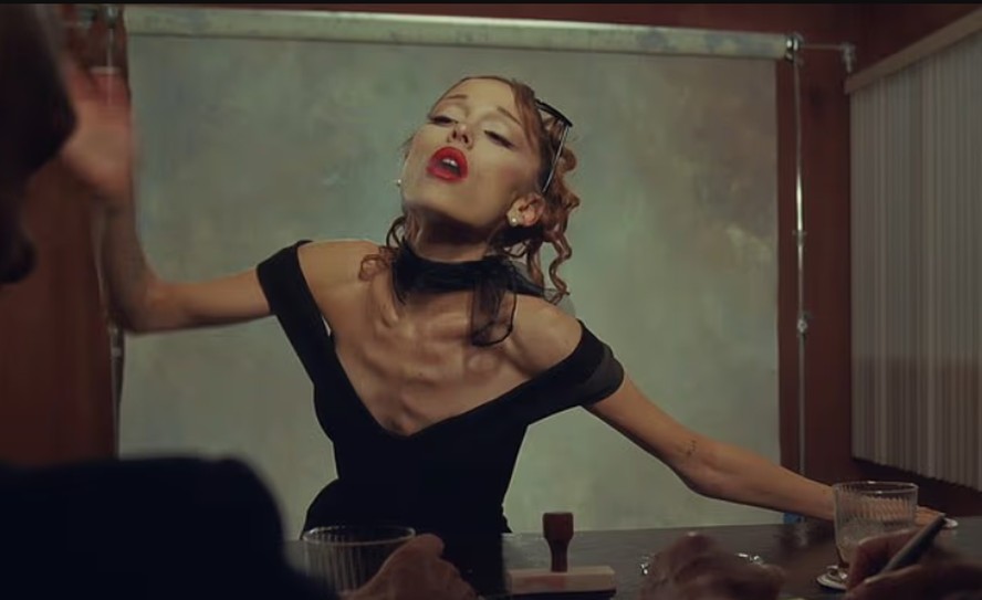 Ariana Grande em cena do clipe de Petal