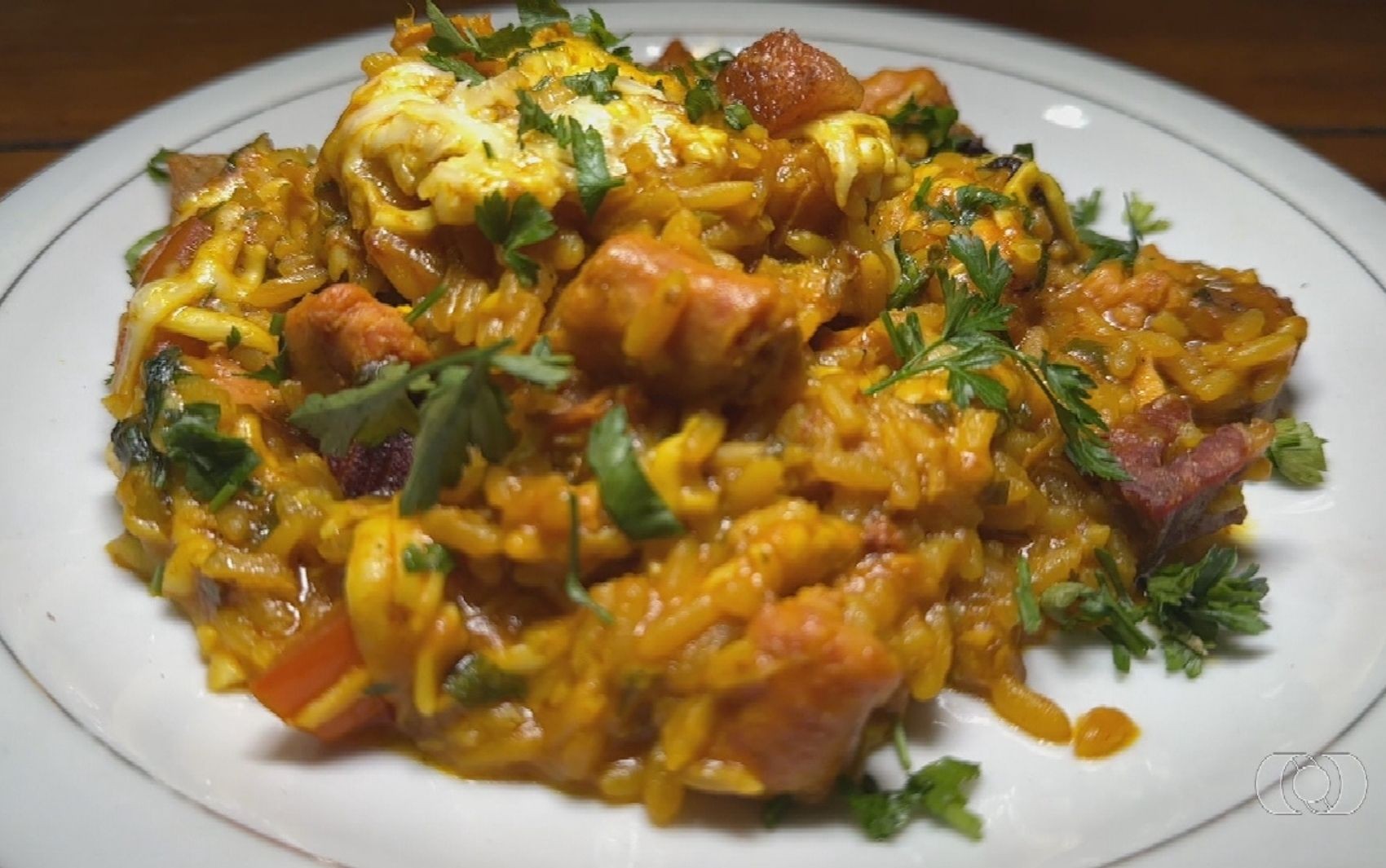 Arroz pouso de boiada servido com carnes, queijo e torresmo