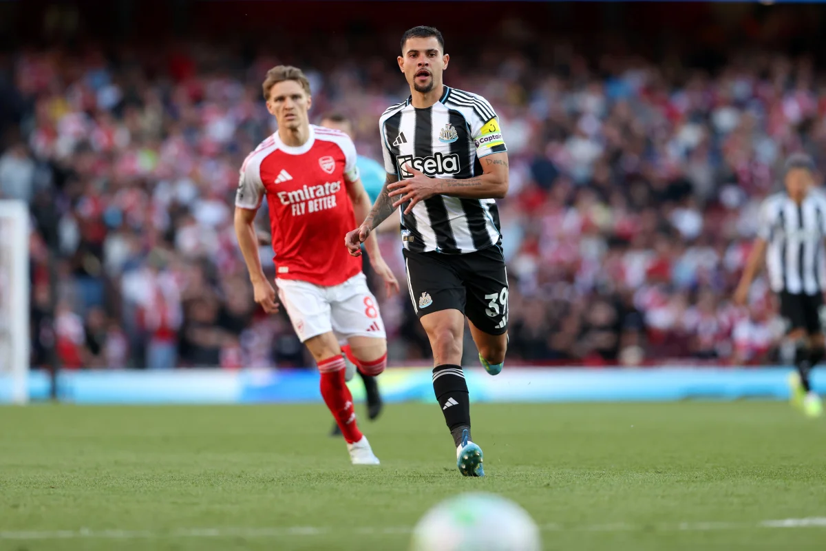 Bruno Guimarães durante partida pelo Newcastle