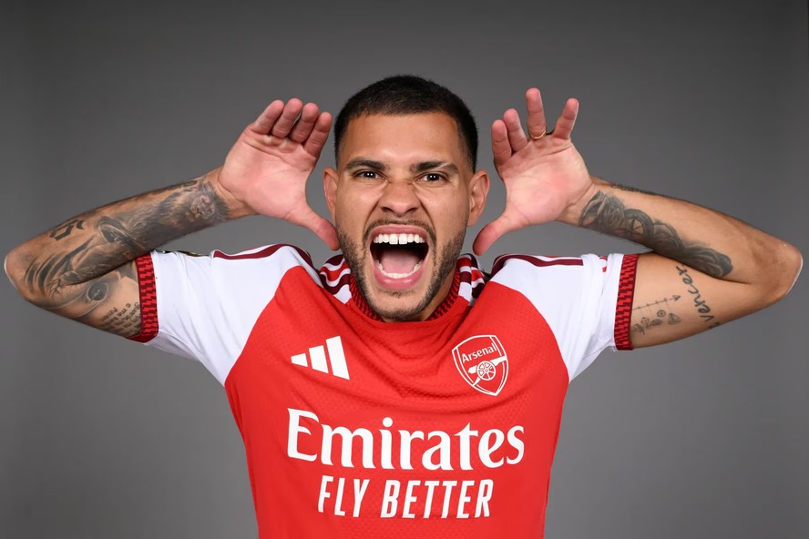 Bruno Guimarães assina contrato com o Arsenal