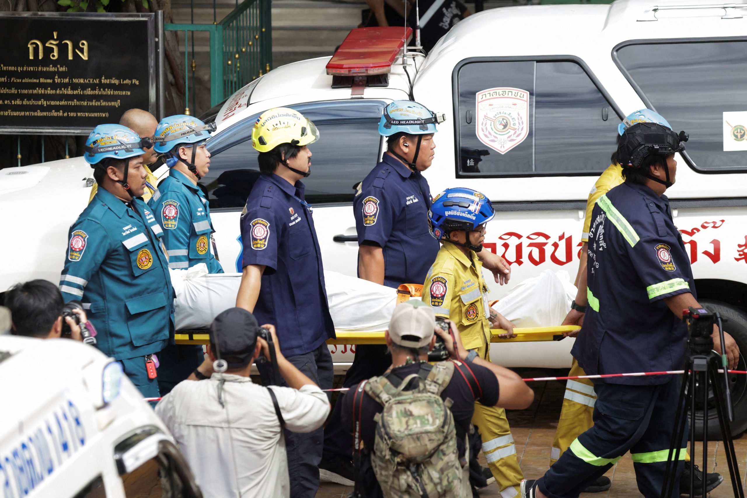 Equipes de emergência retiram corpo coberto de escola em Bangkok