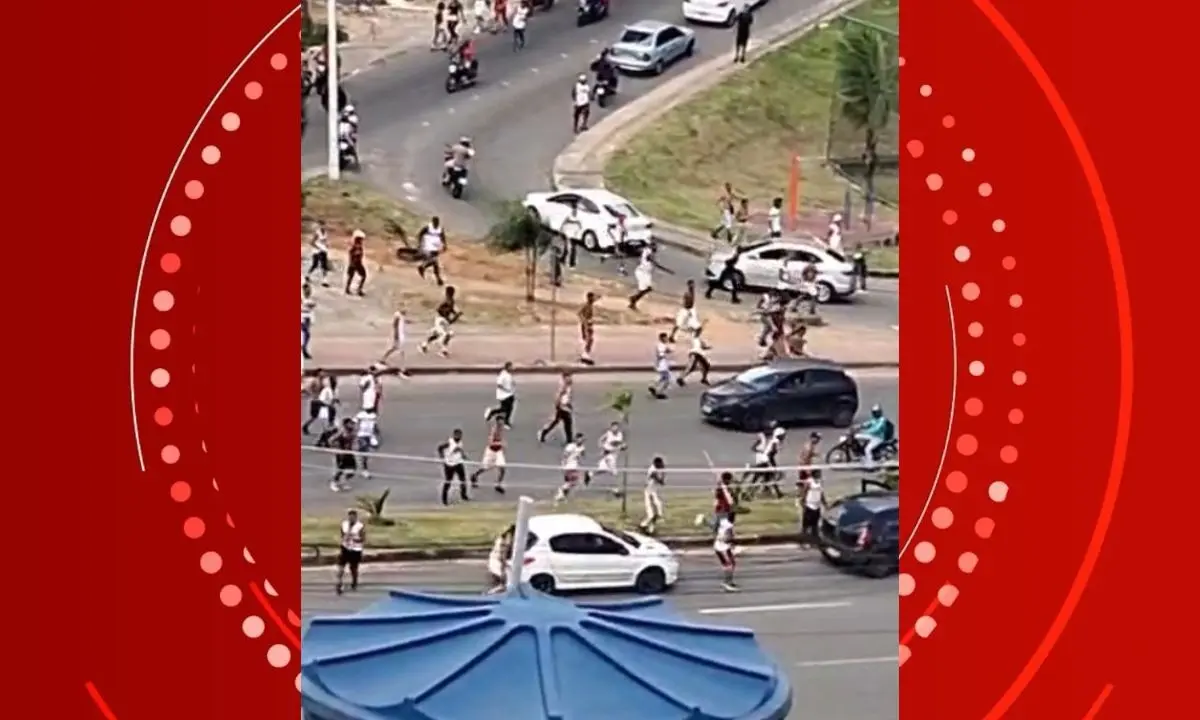 Grupo de torcedores corre durante confusão em Salvador