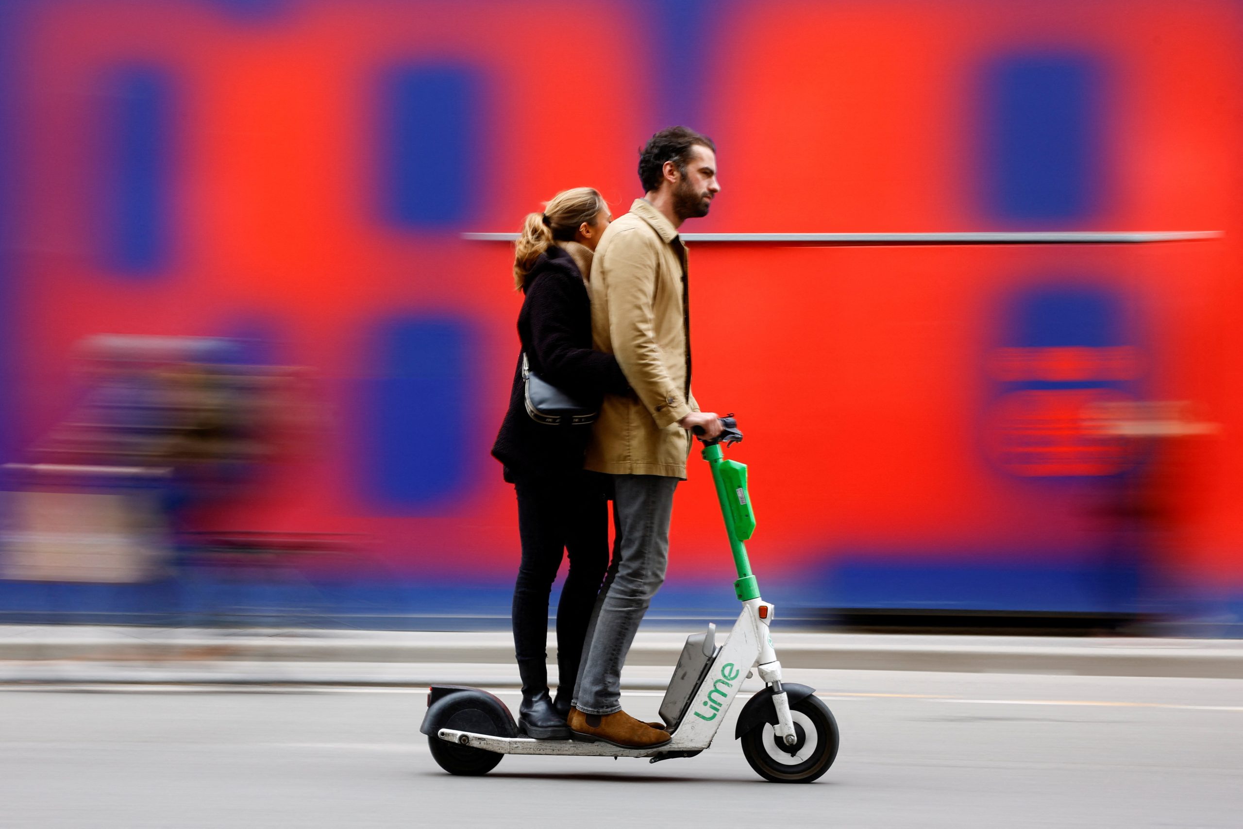 Duas pessoas em patinete elétrico em Paris