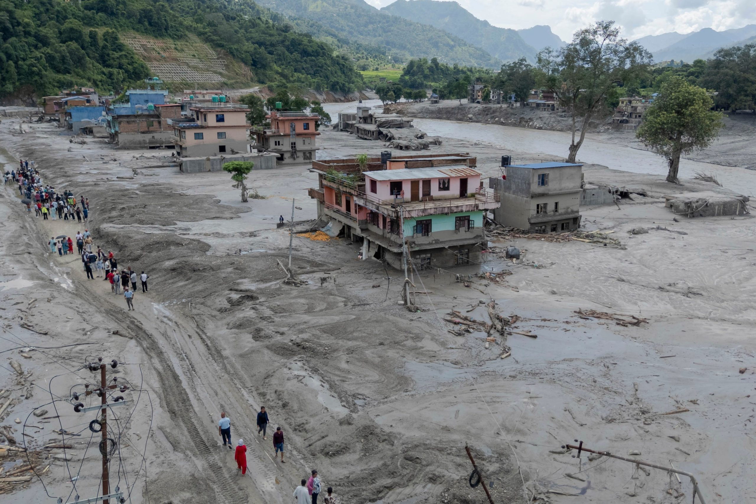 Pessoas fogem de avalanche de lama e água em vale de Gyirong, no Tibete