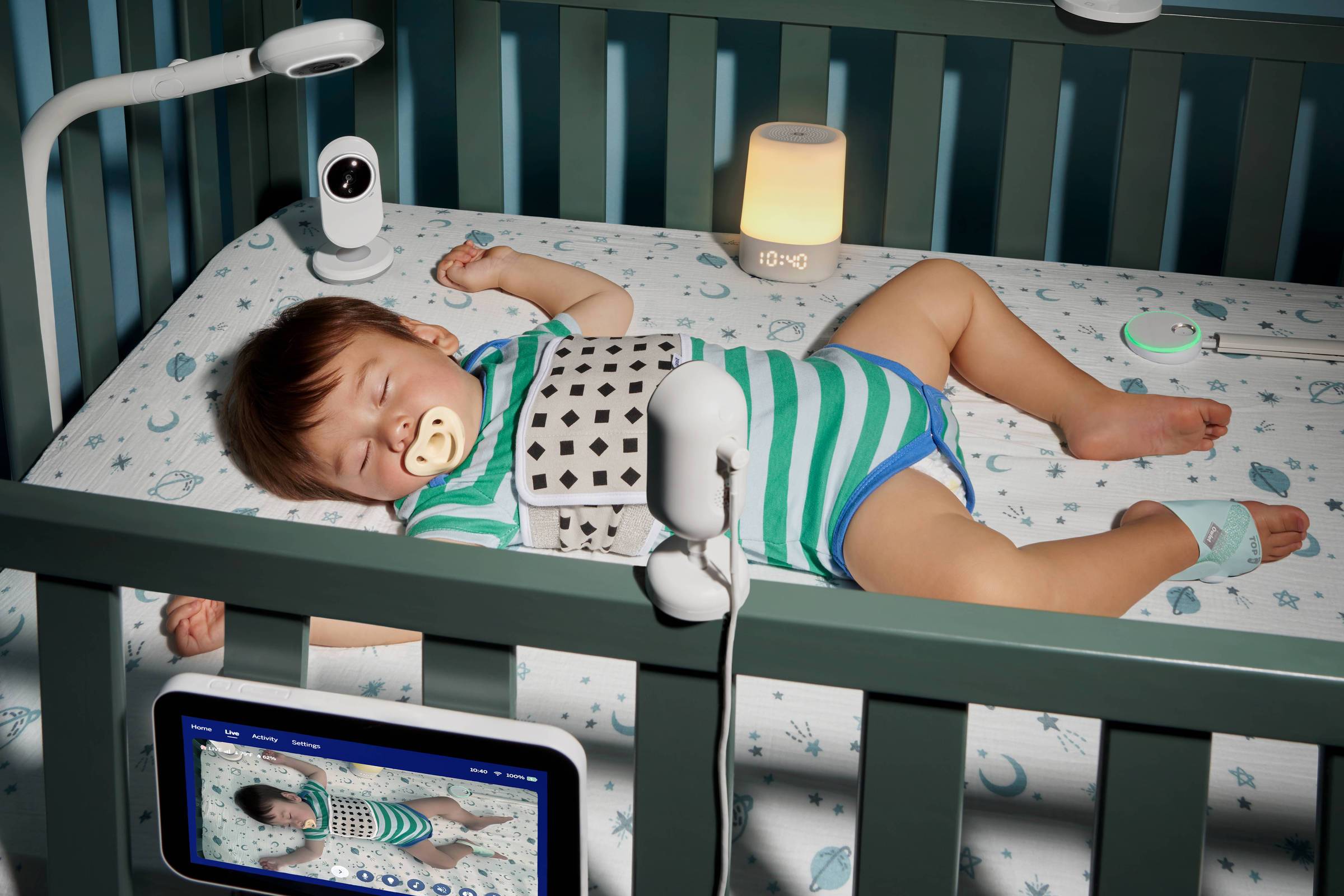 Câmera de monitoramento infantil Nanit instalada sobre berço