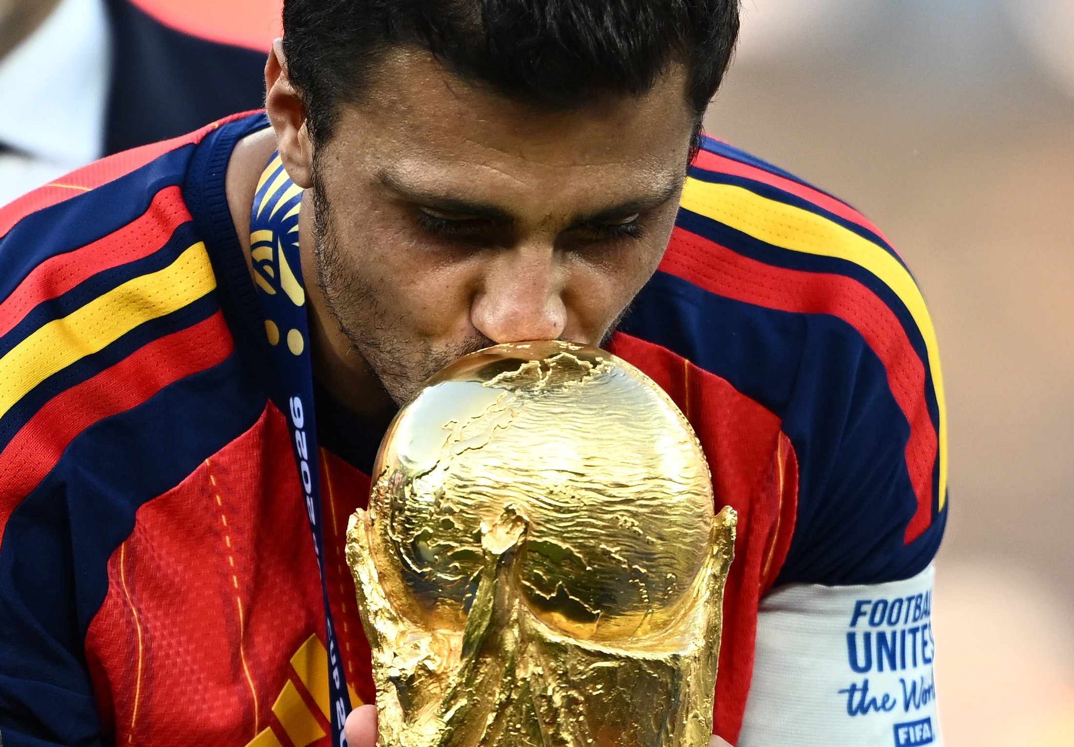 Rodri beija a taça da Copa do Mundo