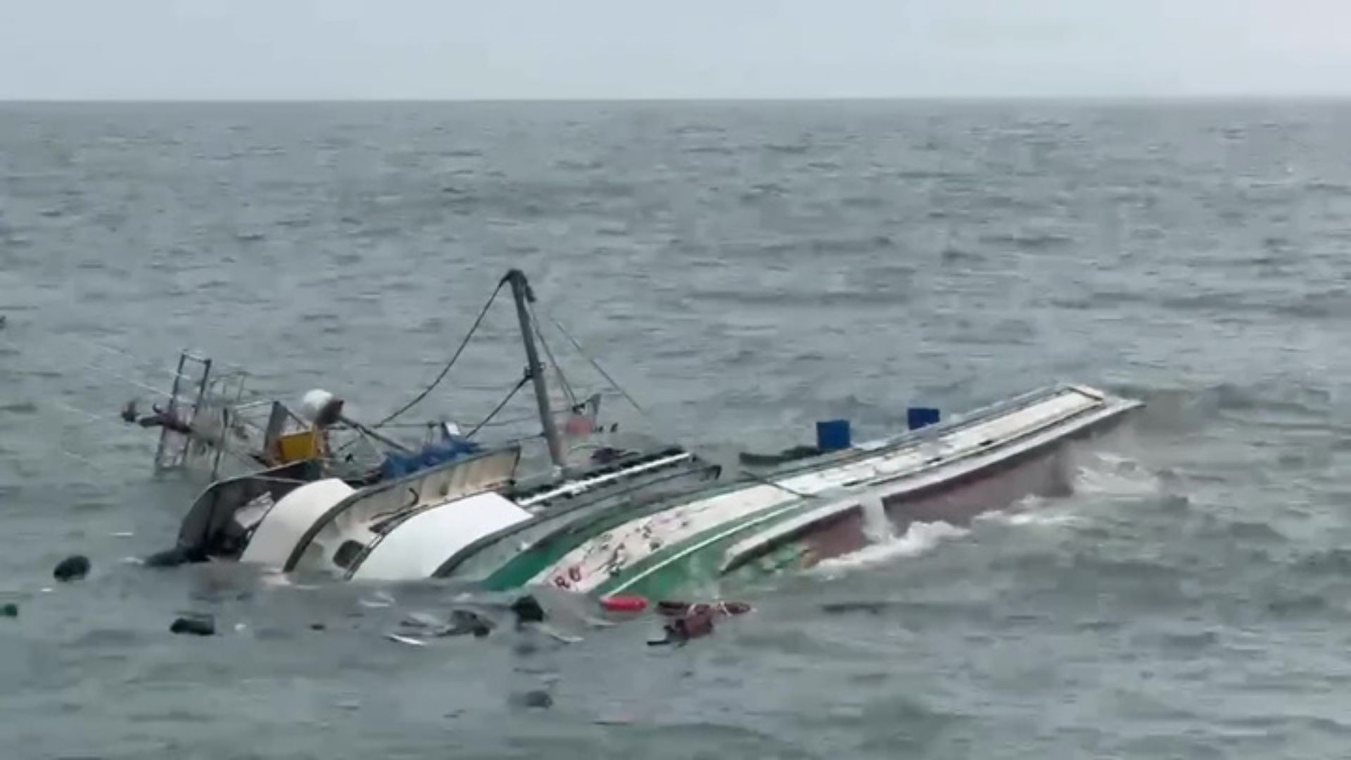 Barco de pesca Manoel Espogeiro durante naufrágio no litoral do Rio Grande do Sul
