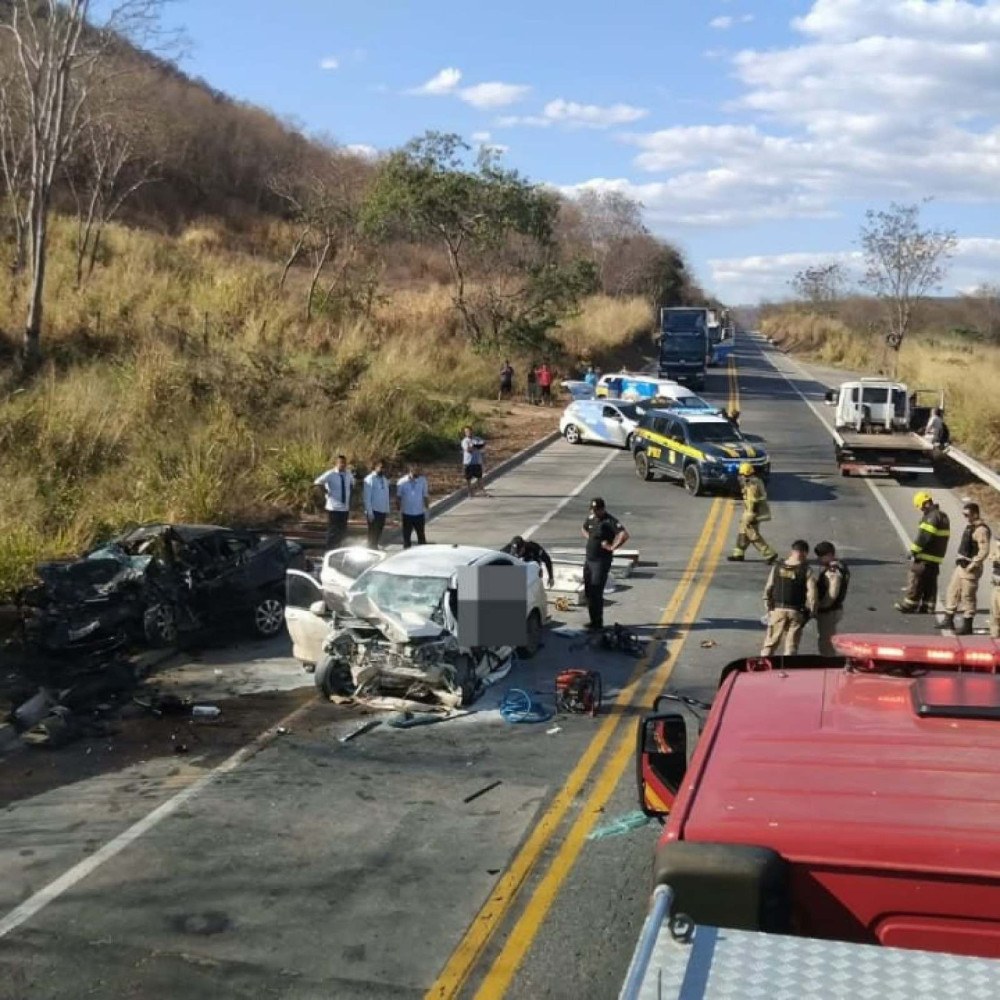 Atendimento a acidente no km 304 da BR-251, em Salinas