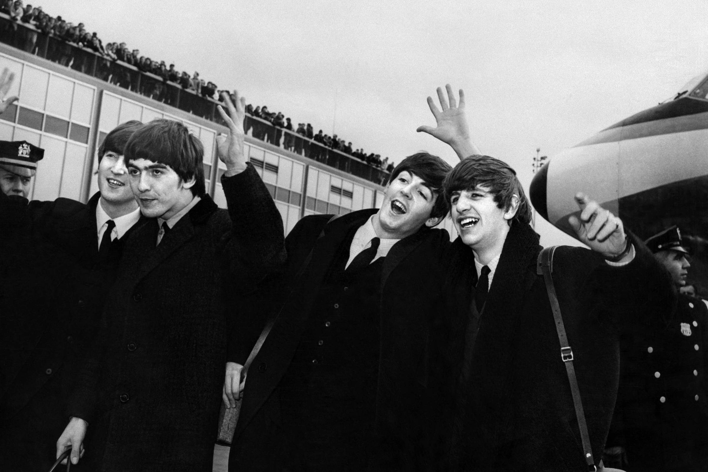John Lennon, Ringo Starr, Paul McCartney e George Harrison no aeroporto JFK