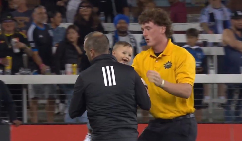 Bebê no gramado durante partida entre San Jose Earthquakes e Minnesota United
