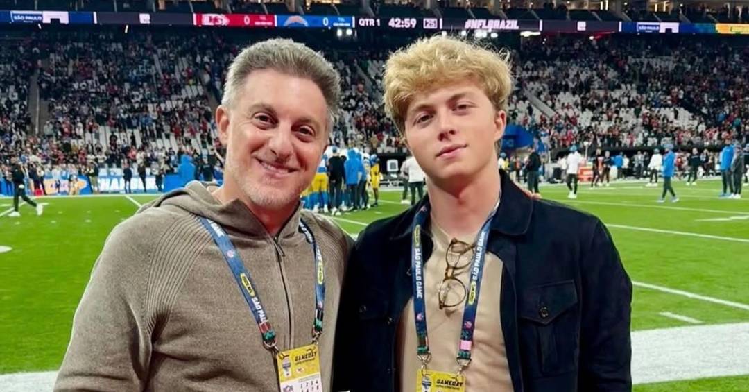 Luciano Huck ao lado de Benício Huck