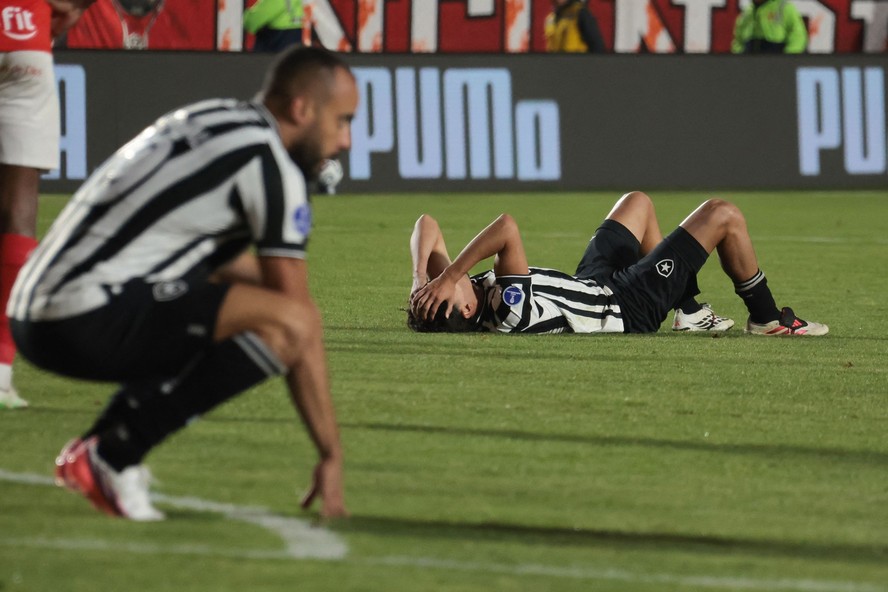 Jogadores do Botafogo durante partida contra o Cienciano
