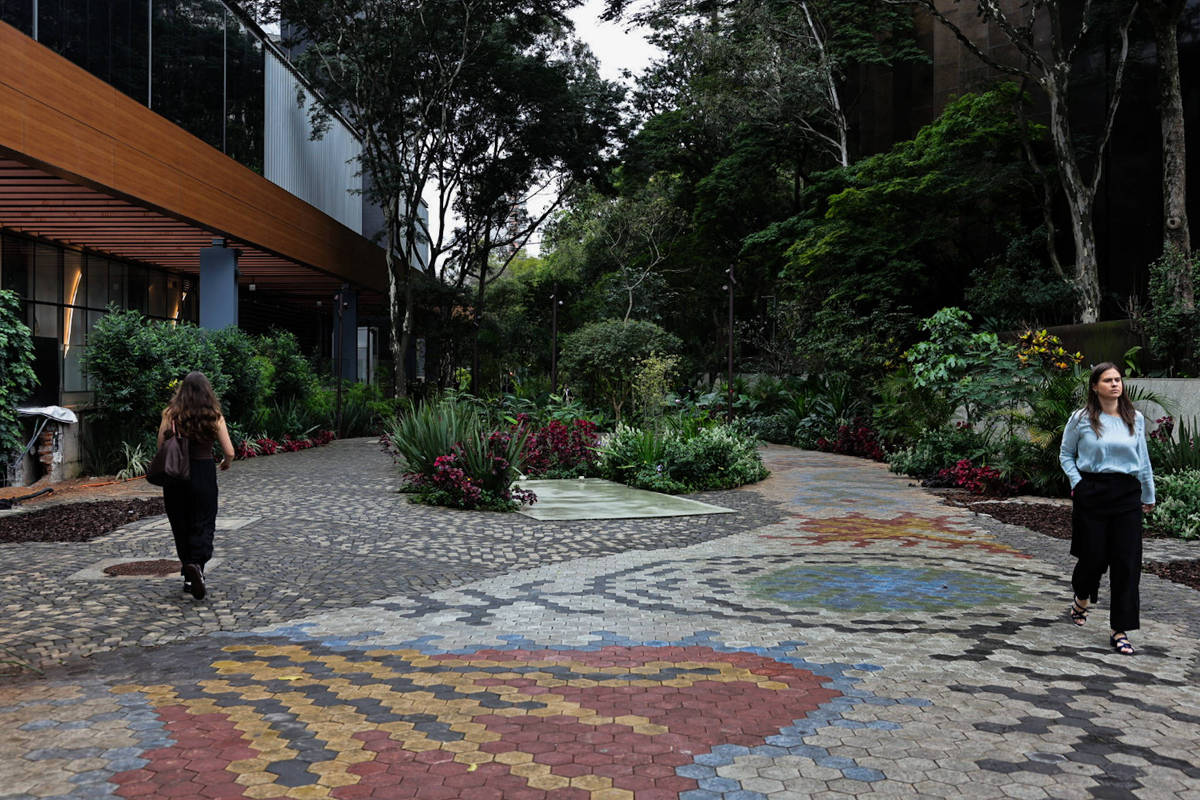 Calçamento e áreas reservadas para quiosques no boulevard Alameda das Flores