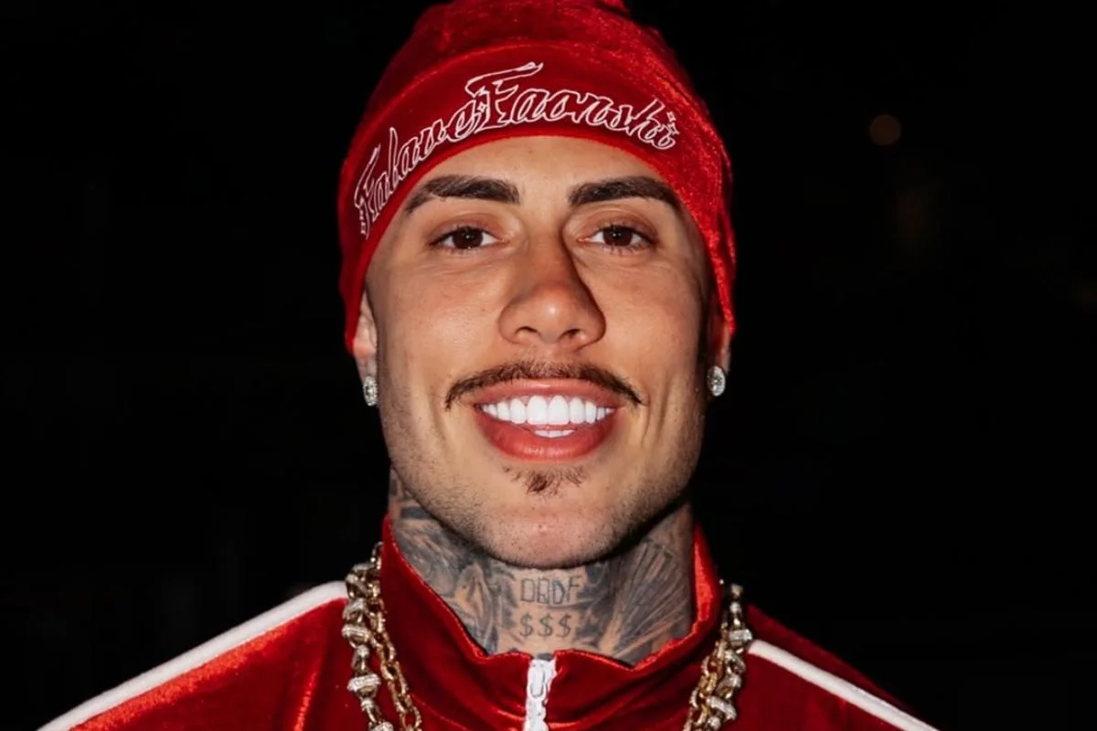 MC Daniel com sorriso e dentes muito brancos